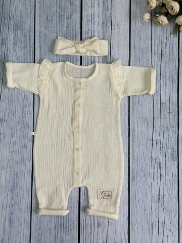 Купить оптом 336-СЛ. Комбинезон с повязкой для девочки из муслина, хлопок 100%, размеры 56,62,68, сливочный в Волжском